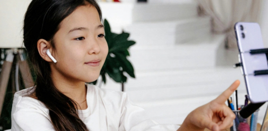 ​Данияда 15 жасқа дейінгі балаларға әлеуметтік желіні қолдануға тыйым салынады