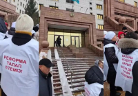 Астанадағы Министрліктер үйі маңына әскерде қаза тапқан сарбаздардың аналары жиналды