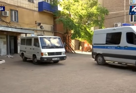 «Анасы айқай салды»: Қарағандыда екі жасар бала терезеден құлап қаза тапты (ВИДЕО)