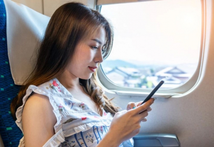 Жаңа ереже: Құлаққапсыз видео көретін жолаушыларға ұшаққа өмір бойы кіруге тыйым салынады