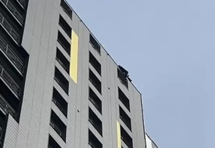 Астанада ер адам өрттен үш бала қаза тапқан тұрғын үйдің шатырына шығып алған