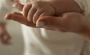 &quot;Балама бес секундымды қимадым&quot;: жас ана баласына көбірек көңіл бөлмегеніне өкінеді