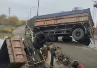Петропавлда жүк көлігі көпірден құлап кетті 