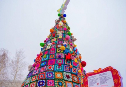 Астанада ұлттық нақышта безендірілген эко-шырша бой көтерді