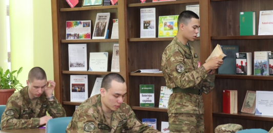 ​Шымкентте әскери қызметшілер Ұлттық кітап күні аясында кітапханаға барды