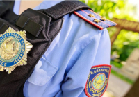 Вокзалда есінен танып, құлап түскен әйелді полицейлер ажалдан арашалап қалды