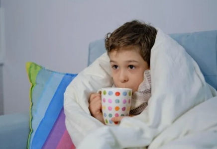 Балалар инфекционисті ата-аналарды өзбетінше емдеуден және ыстықты түсіретін дәрілерді бақылаусыз қабылдаудан сақтандырады