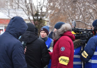 АҚШ елшілігі референдум қарсаңында журналистерді кеудешемен жабдықтады