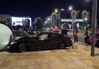 Алматыда BMW көлігі Өнер музейі алдындағы сәндік шарға соғылды - жас жігіт пен бойжеткен ауруханаға түсті