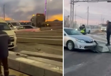 Атырауда жүк көліктен бетон тіреулер құлап, артында келе жатқан үш көлікке зақым келді