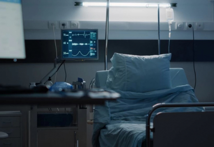 Бурабайда қар көлігі ағашқа соғылып, комаға түскен қыз көз жұмды