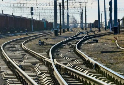 ​Қарағанды облысында екі жастағы бала пойыздың астына түсіп кетті
