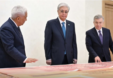 Шавкат Мирзиёев Қасым-Жомарт Тоқаевқа бірқатар тарихи құжатты тапсырды 