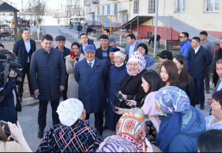 Ө.Шөкеев қаланы аралап, тұрғындармен кездесіп жүр