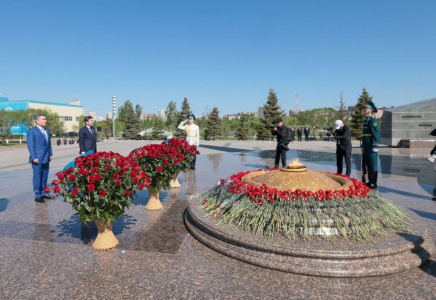 Олжас Бектенов, Мәулен Әшімбаев және Ерлан Қошанов соғыс жылдарында құрбан болғандарды еске алды