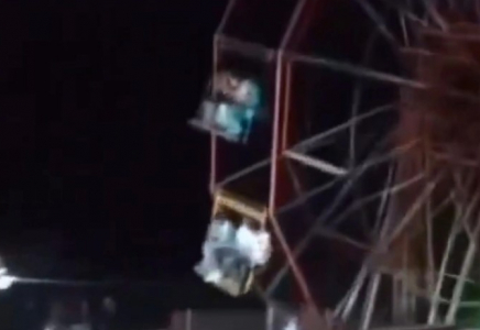 ​Үндістанда айналмалы алып әткеншек құлап, 30-дан астам адам зардап шекті