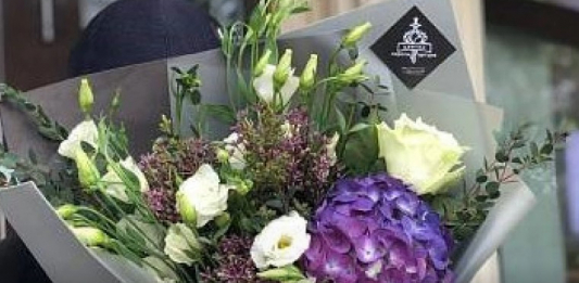 Әйелдің кеудесіне қол тигізген: Гүл жеткізген курьерге айып тағылды 