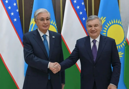 Тоқаев Өзбекстан президентімен бейресми кездесу өткізді
