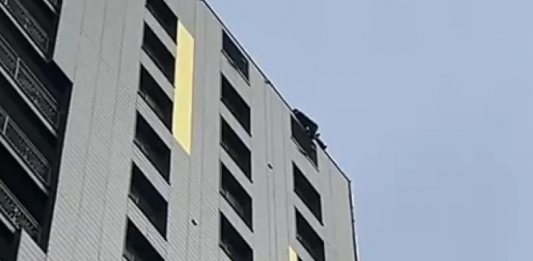 Астанада ер адам өрттен үш бала қаза тапқан тұрғын үйдің шатырына шығып алған