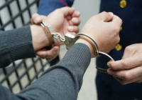 Өскеменде полицейдің қаруын тартып алып, оқ атқан күдіктілер ұсталды