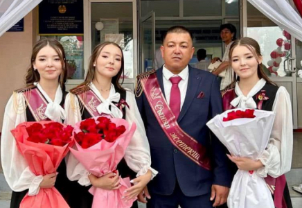 ТҮРКІСТАН: Бір мектепте оқыған үшем үлкен өмірге қадам басты