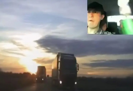 Ақтөбе облысындағы тасжолда екі жүк көлігінің ортасынан еш қорықпай өтіп кеткен жүргізуші жұртты таңғалдырды