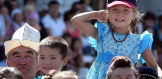 ​Ерлерден әйелдер көп: Қырғызстанда халық саны артты