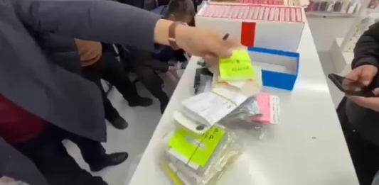 ​Алаяқтарға арналған 3 мың сим-карта: Шымкентте интернет-алаяқтарға қызмет көрсеткендер ұсталды