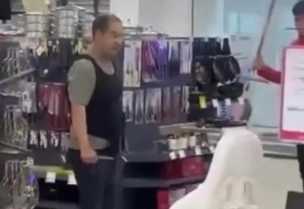 Дүкендегі төтенше жағдай: ер адам екі пышақпен қызметкерлерді қорқытты