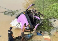 Камбоджада автобус өзенге құлап, 13 адам қаза тапты