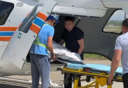 Риддерде 9 жасар бүлдіршін Өскемендегі ауруханаға тікұшақпен жеткізілді