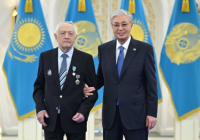 Президент Қасым-Жомарт Тоқаев Ерванд Ильинскийге «Қазақстанның Еңбек Ері» атағын тапсырды