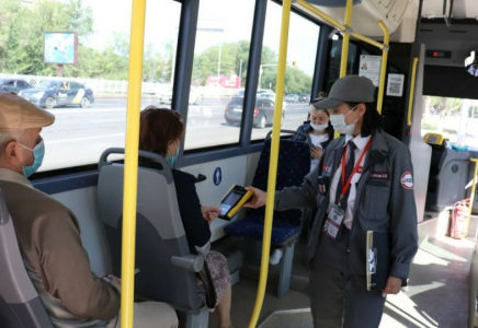 Алматылық бойжеткеннің біртүрлі әрекеті желіде қызу талқыланып жатыр - видео  