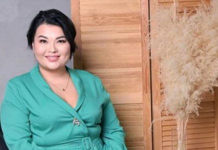 Балаларға чип салу керек деген депутат өзіне айтылған сынға жауап берді