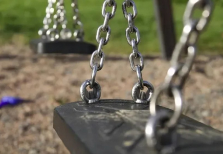 Ақтауда балалар алаңына қолданылған инелерді тастаған ер адамға үкім шықты