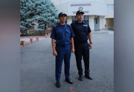 «Ауыр эмоционалды күйде болған»: Алматыда ер адам 16-қабаттан секіріп кете жаздады (ВИДЕО)
