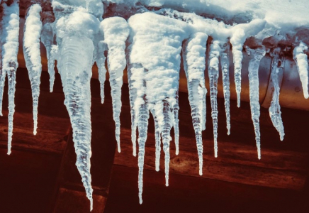 Астанада ер адамның үстіне шатырдан қалың қар құлады