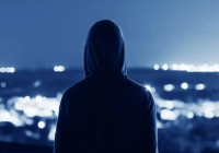 Алматыда ер адам 13 жастағы қыз балаға өзімен бірге еріп жүру үшін 300 мың теңге ұсынған (ВИДЕО)