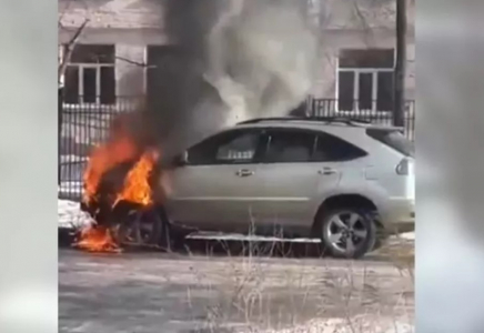 Ойын балалары қымбат көлікті өртеп жіберді (видео)