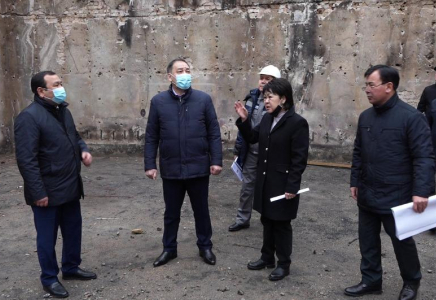 Ералы Тоғжанов «қаңтар оқиғасында» өртелген «Qazaqstan» арнасының ғимаратына барды