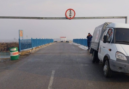 ТҮРКІСТАН: Мақтааралда жүк көліктерінің қозғалысын шектейтін арка орнатылды