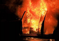 Семейлік зейнеткер полицияның екі көлігін өртеп жіберді (ВИДЕО)