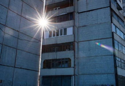 Қарағандыда тоғыз қабатты үйдің төбесінде отырған жасөспірім жұртты шошытты