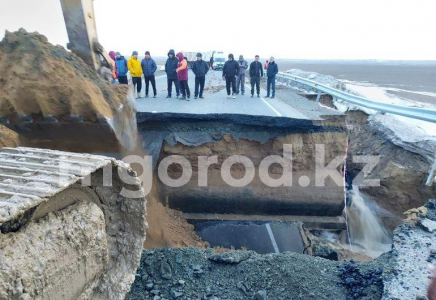 Ақтөбе облысында тасыған су республикалық маңызы бар жолды жырып кетті