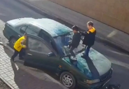 Астанада бір топ бала аулада тұрған көліктің үстіне шығып, күл-талқанын шығарды (ВИДЕО)