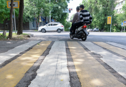 Алматы көшелерінің бірінде жаяу жүргінші жолағы 