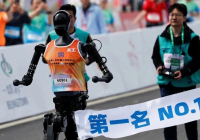 ​Бейжіңде гуманоидты робот жартылай марафонда адамнан жылдам жүгірді