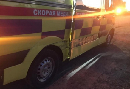 Талдықорғанда жедел жәрдем көлігі апатқа түсіп, ішіндегі аяғы ауыр келіншек көлікте босанды