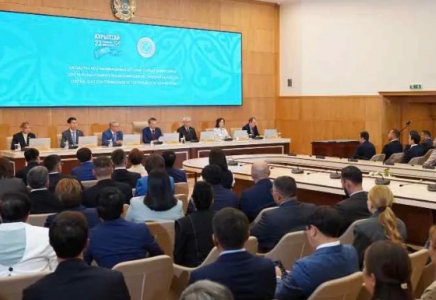 Құрылтай депутаттары куәліктері мен төсбелгілерін алды