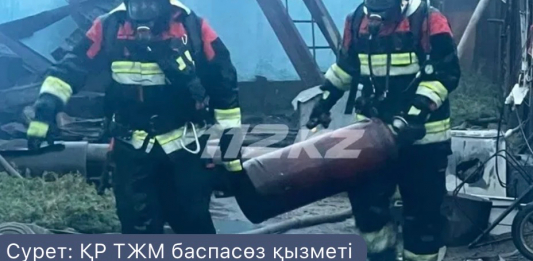 Теміртауда құтқарушылар өртеніп жатқан ғимарттан газ баллонын алып шықты